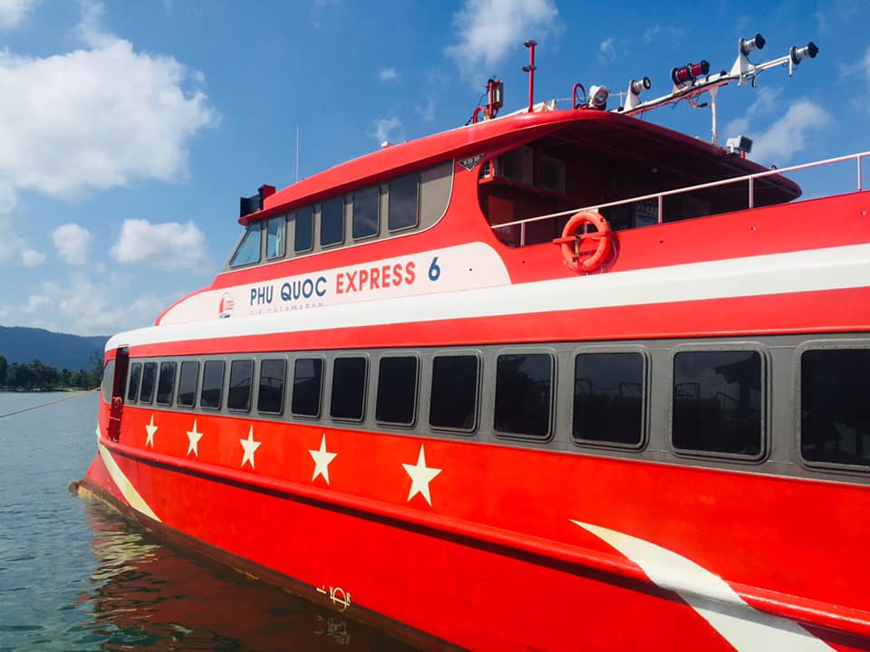 Khách hàng đi tàu